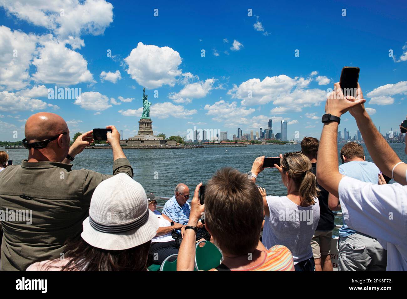 Touristes photographiant la Statue de la liberté depuis le ferry, Manhattan, New York City, États-Unis Banque D'Images