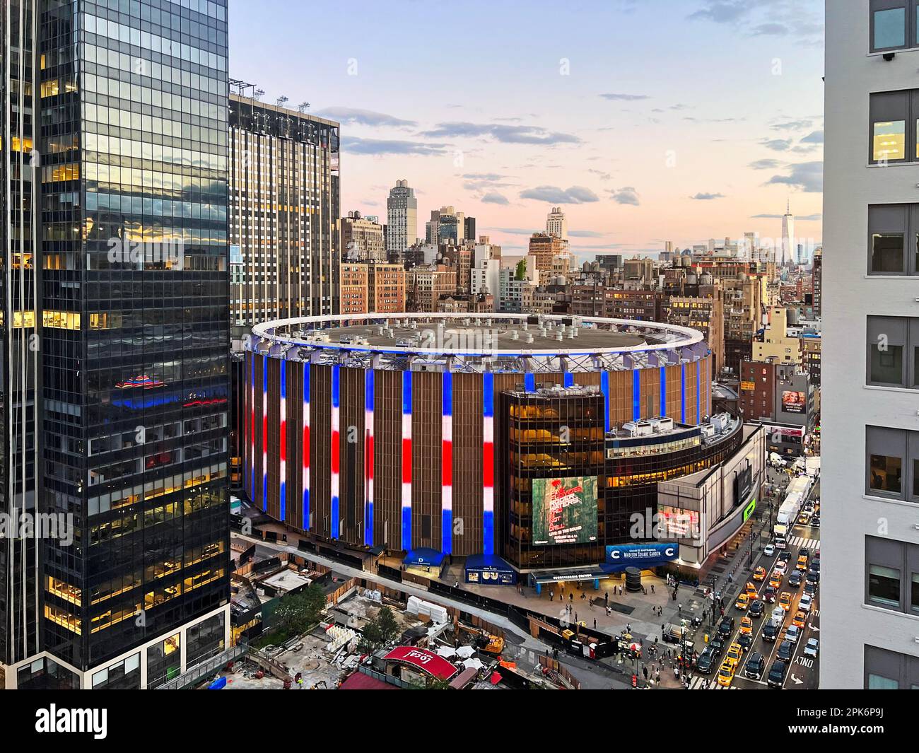 Madison Square Garden s'illumine en bleu, blanc, rouge, Manhattan, New York City, ÉTATS-UNIS Banque D'Images