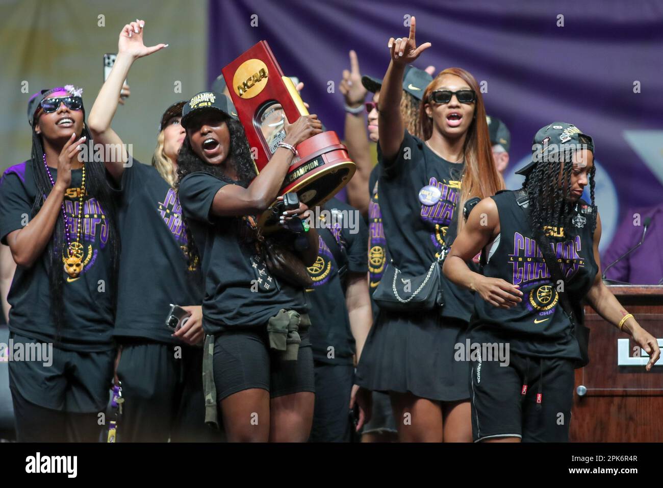 5 avril 2023: Le .Flau'jae Johnson de LSU détient le trophée du championnat NCAA lors de la célébration du championnat national de basket-ball féminin de LSU au centre d'assemblage Pete Maravich à bâton Rouge, LA. Jonathan Mailhes/CSM. Banque D'Images