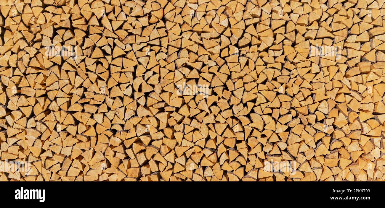 Gros tas de bois de chauffage composé de beaucoup de petits morceaux de bois brun Banque D'Images
