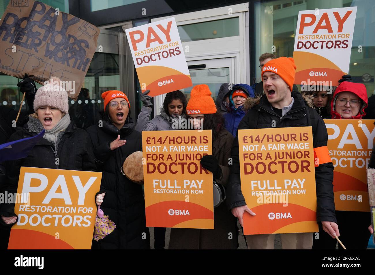 Photo du dossier datée du 13/03/2023 de médecins subalternes du NHS en grève sur la ligne de piquetage devant l'hôpital Queen Elizabeth de Birmingham. Les dirigeants des hôpitaux ont exprimé de sérieuses inquiétudes quant à la façon dont ils seront en mesure de maintenir la sécurité des patients pendant la grève des médecins subalternes de la semaine prochaine. La formation des médecins en Angleterre sera l'étape de leur plus longue sortie entre 11 avril et 15. Les fournisseurs du NHS, qui représentent les trusts du NHS, ont déclaré que le moment de la grève et sa durée présentent « une série de défis au-delà des perturbations constatées par l'action industrielle de ces derniers mois ». Date de publication : jeudi 6 avril 2023. Banque D'Images