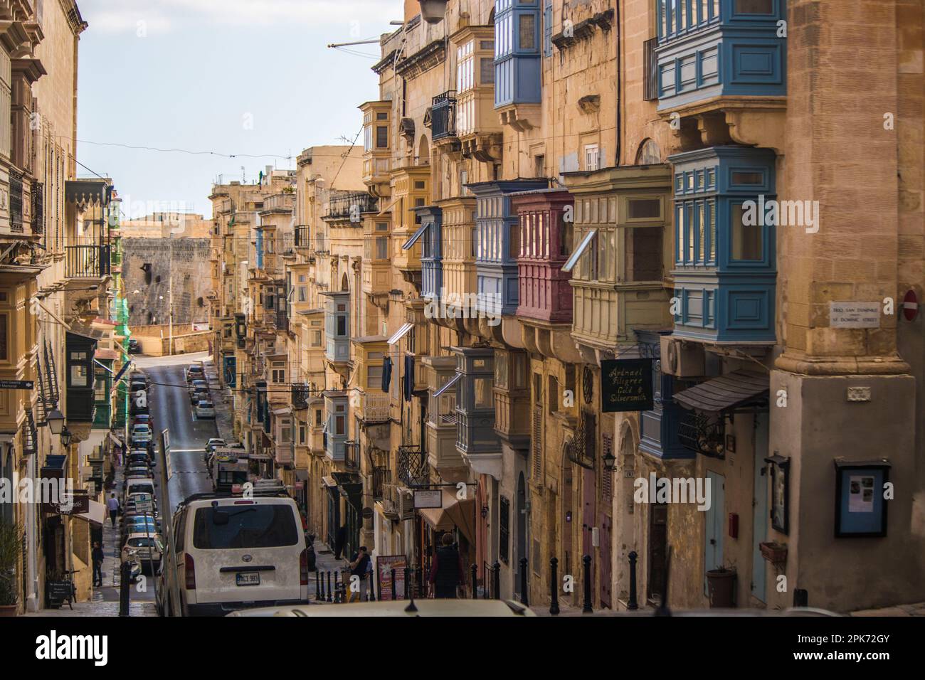 Balcons maltais sur la rue de la République à la Valette, Malte Banque D'Images