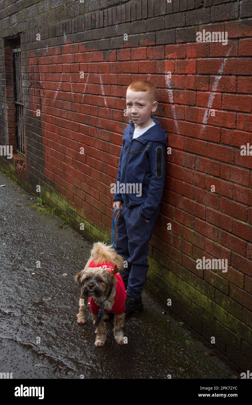 IRLANDE DU NORD - Un jeune garçon aux cheveux de gingembre à Belfast Ouest, Irlande du Nord. Banque D'Images