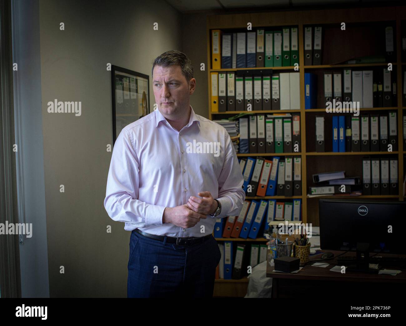 John Finucane , avocat irlandais et homme politique Sinn Féin dans son bureau Belfast, Irlande du Nord, Royaume-Uni. Banque D'Images