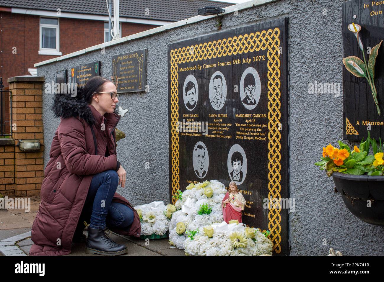 Natasha Butler, petite-fille de Paddy Butler, qui a été tuée pendant les meurtres de Springhill Westrock au Springhill massacre Memorial Garden. Banque D'Images