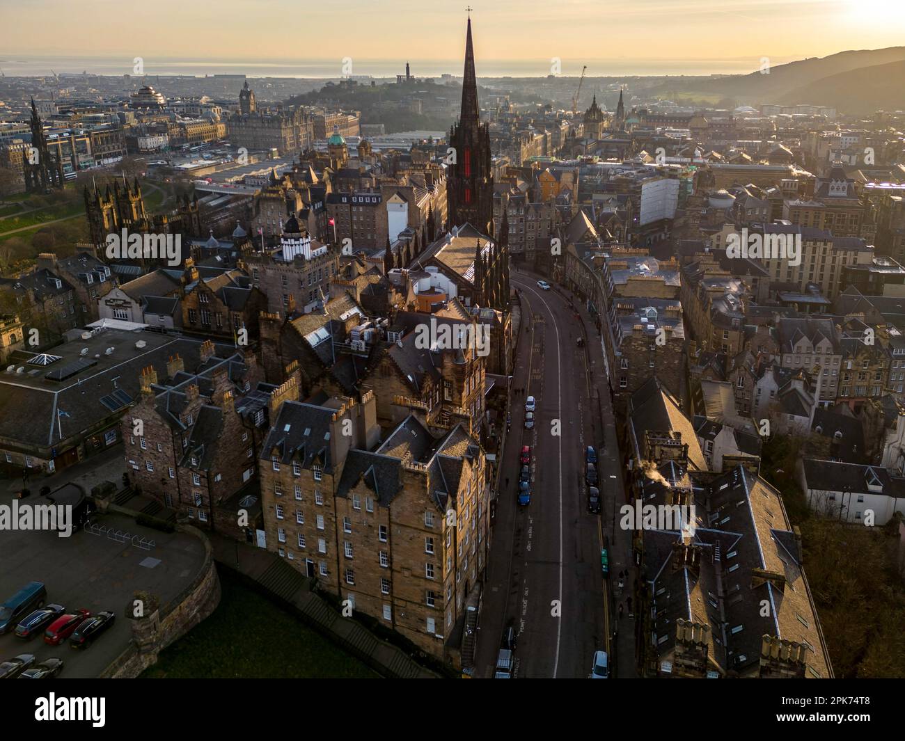 Vue aérienne vers l'est le long de Johnston Terrace jusqu'au Royal Mile à Édimbourg. Banque D'Images