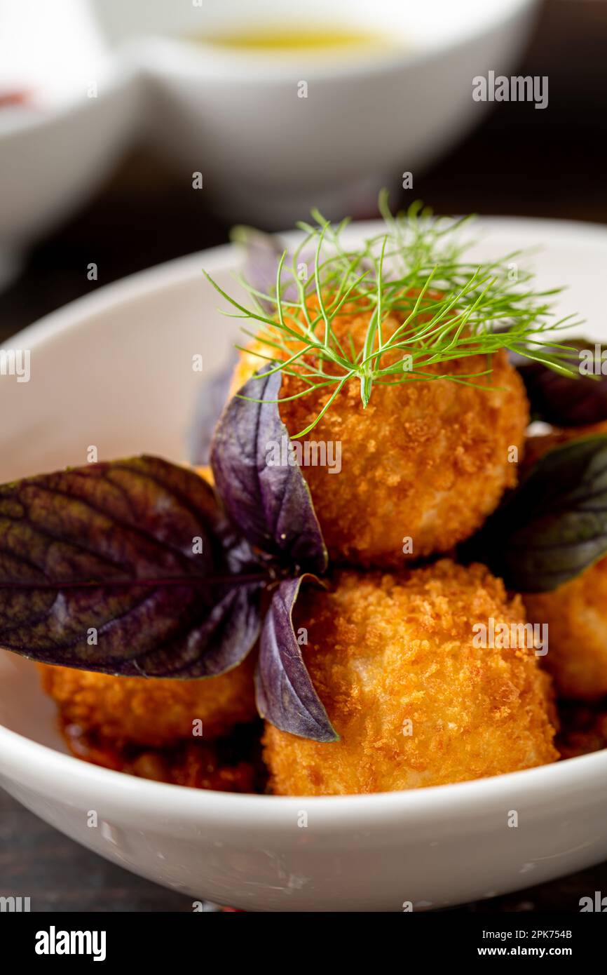 Arancini sicilien frit maison farci de viande, sauce tomate Banque D'Images