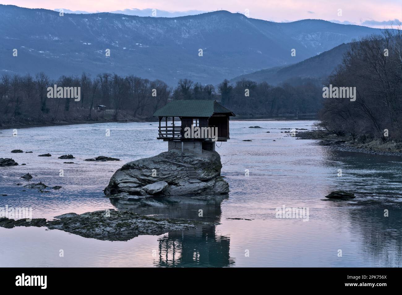 Bajina Bašta, Serbie – février 2023 : Maison de la Drina sur un rocher. La légende est ... Banque D'Images