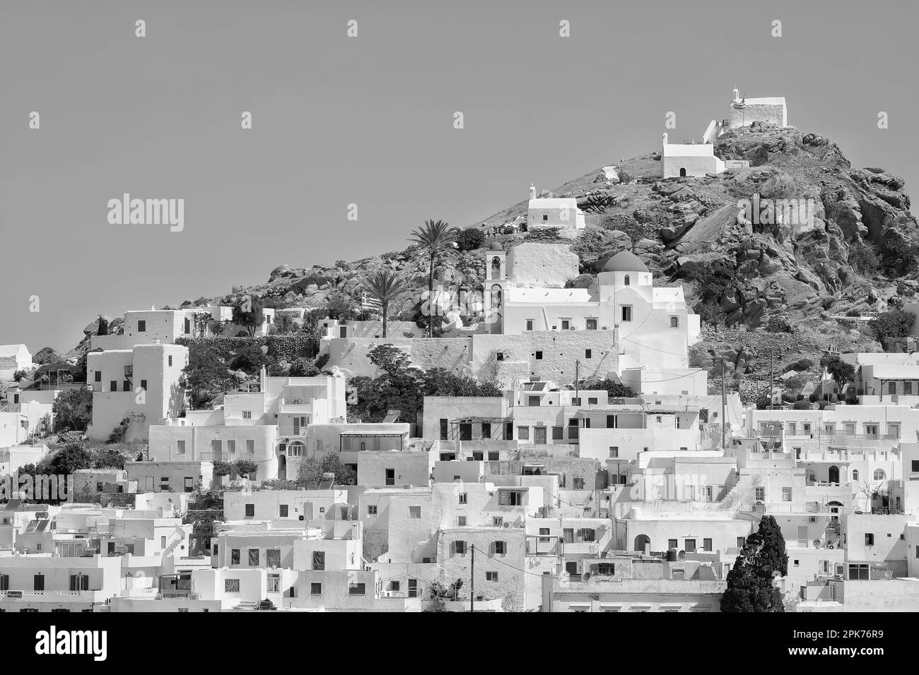 Vue panoramique sur l'île pittoresque et blanchie à la chaux d'iOS Grèce en noir et blanc Banque D'Images