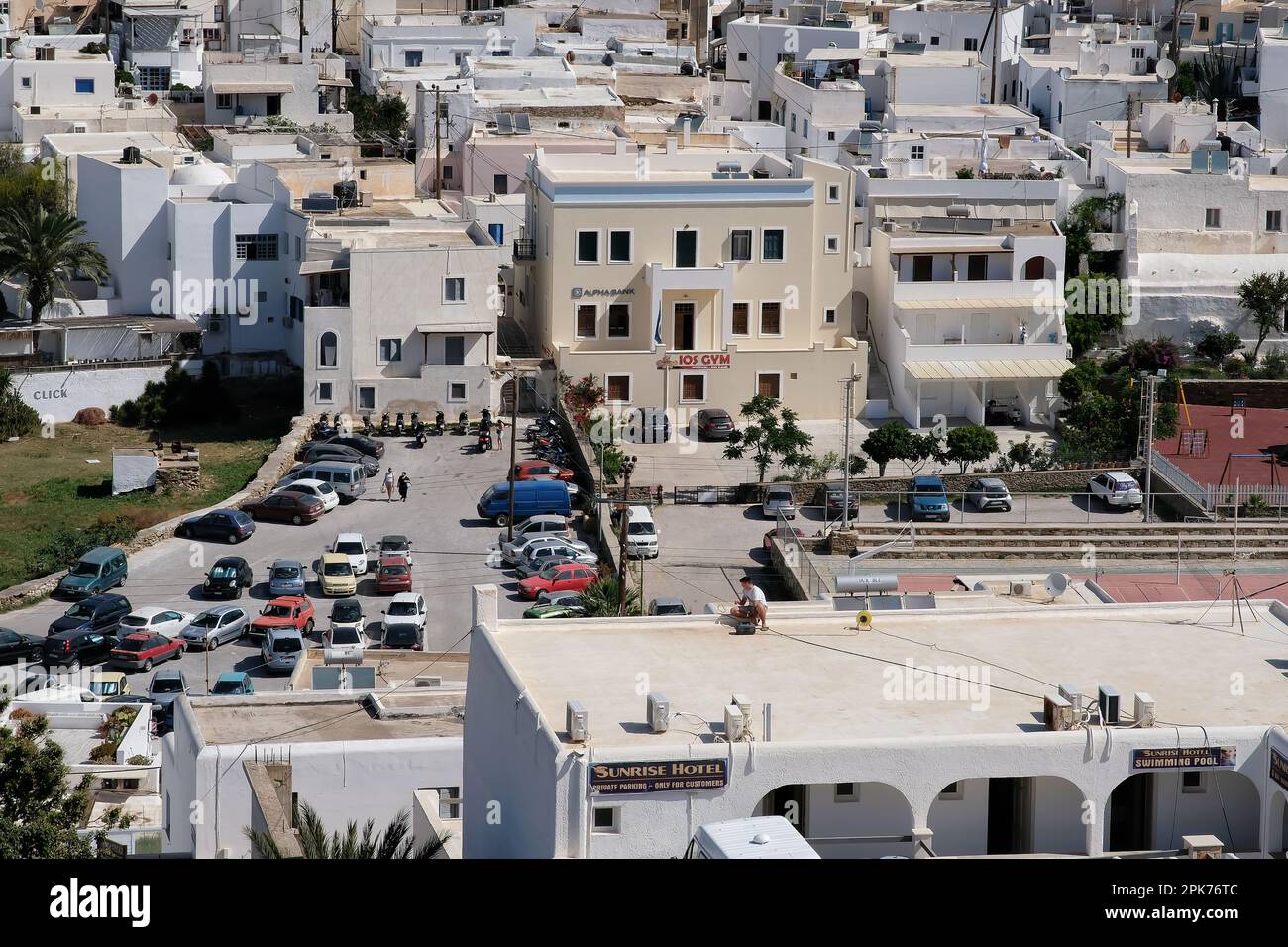 IOS, Grèce - 26 mai 2021 : vue sur divers bâtiments et un parking dans le village d'iOS Grèce Banque D'Images