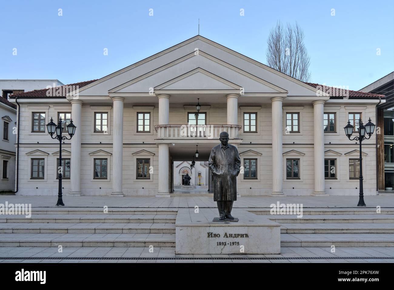 Višegrad, Bosnie-Herzégovine – février 2023 : sculpture d'Ivo Andrić à Andrićgrad, construite sur le site d'un camp de détention pendant la guerre de bosnie Banque D'Images