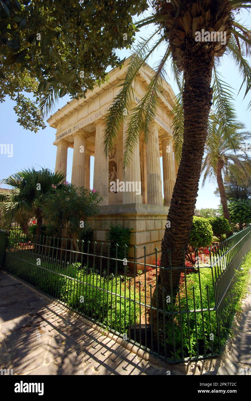 Monument à Sir Alexander ball dans les jardins de Lower Barrakka à La Valette sur l'île méditerranéenne de Malte Banque D'Images