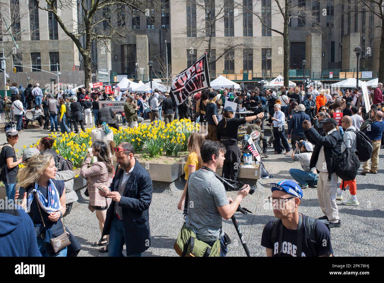 Le 04 avril 2023, des manifestants anti-Trump rassemblent des partisans de Trump du côté opposé à Collect Pond Park près de la cour criminelle de Manhattan. Banque D'Images