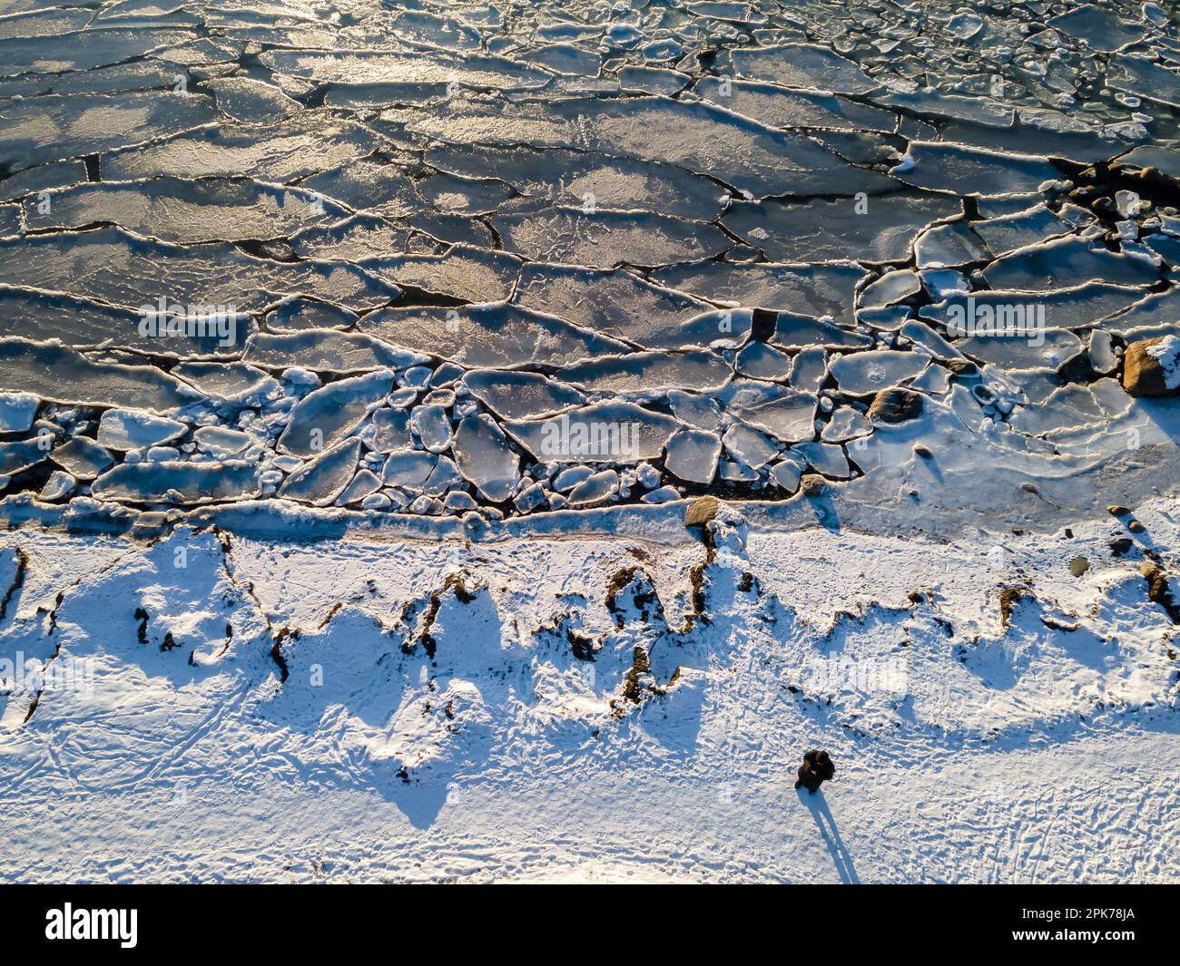 Vue aérienne de drone sur la fonte de glace sur la rive de la mer. Jour d'hiver ensoleillé, Estonie Banque D'Images
