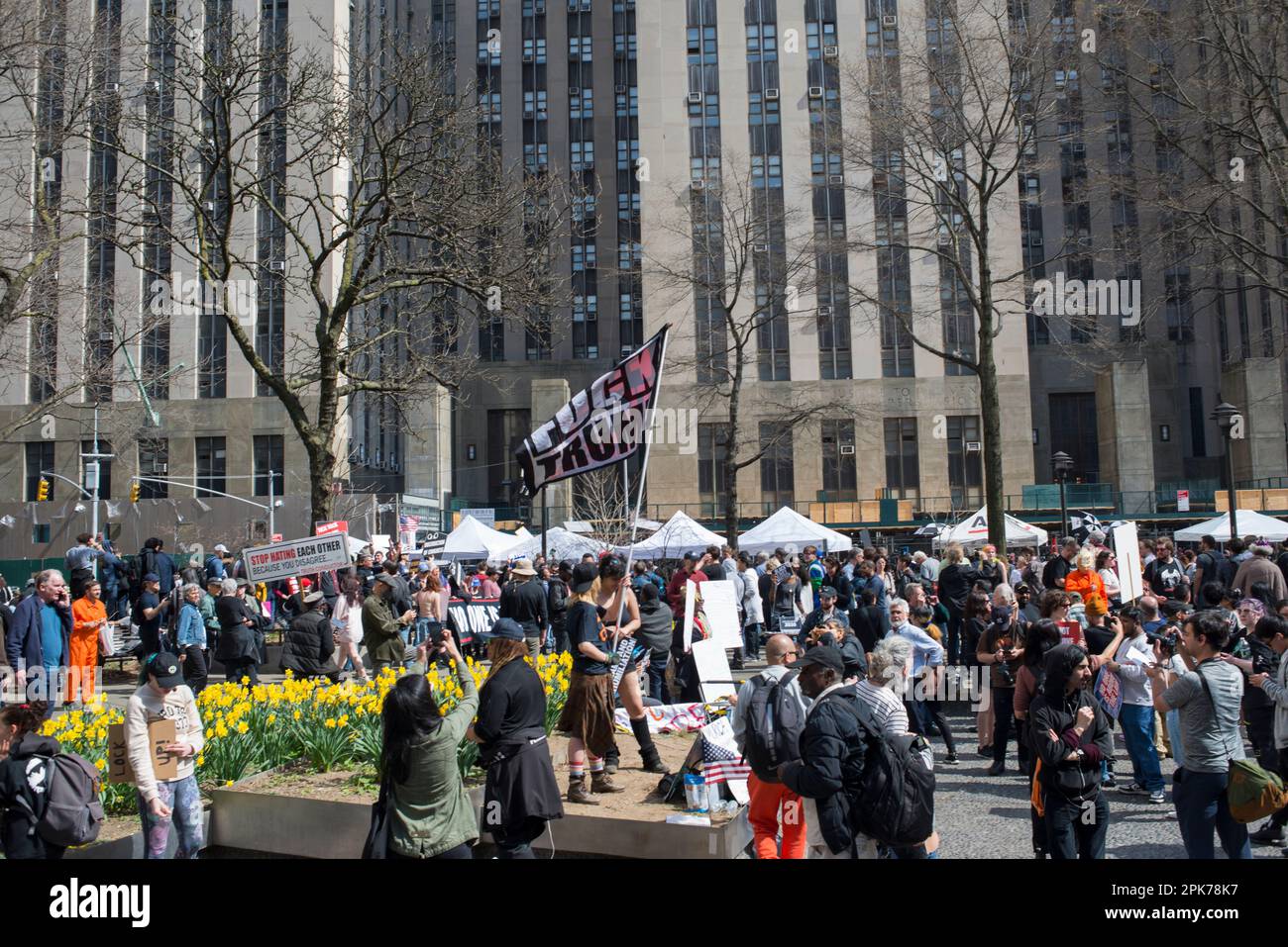 Le 04 avril 2023, des manifestants anti-Trump rassemblent des partisans de Trump du côté opposé à Collect Pond Park près de la cour criminelle de Manhattan. Banque D'Images