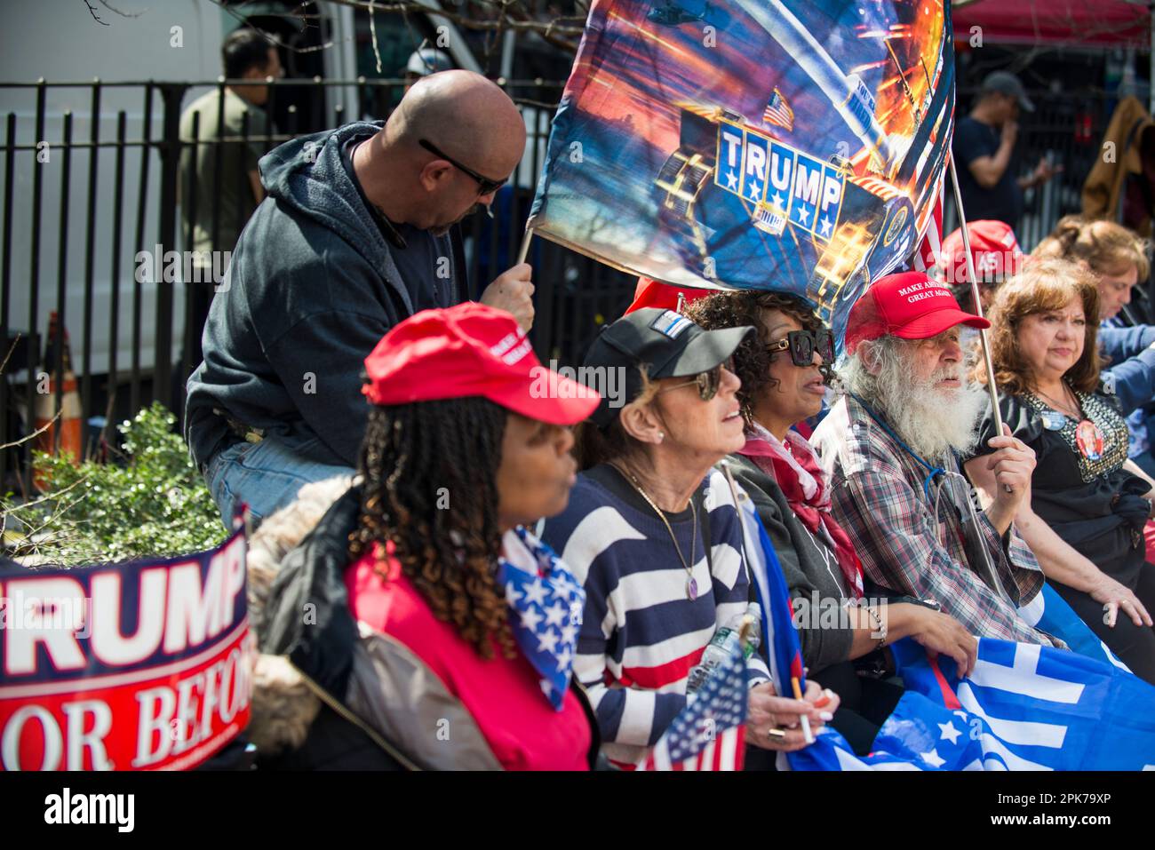 Les partisans de Pro Trump se rassemblent à l'extérieur du palais de justice de Manhattan, New York, le 04 avril 2023. Banque D'Images