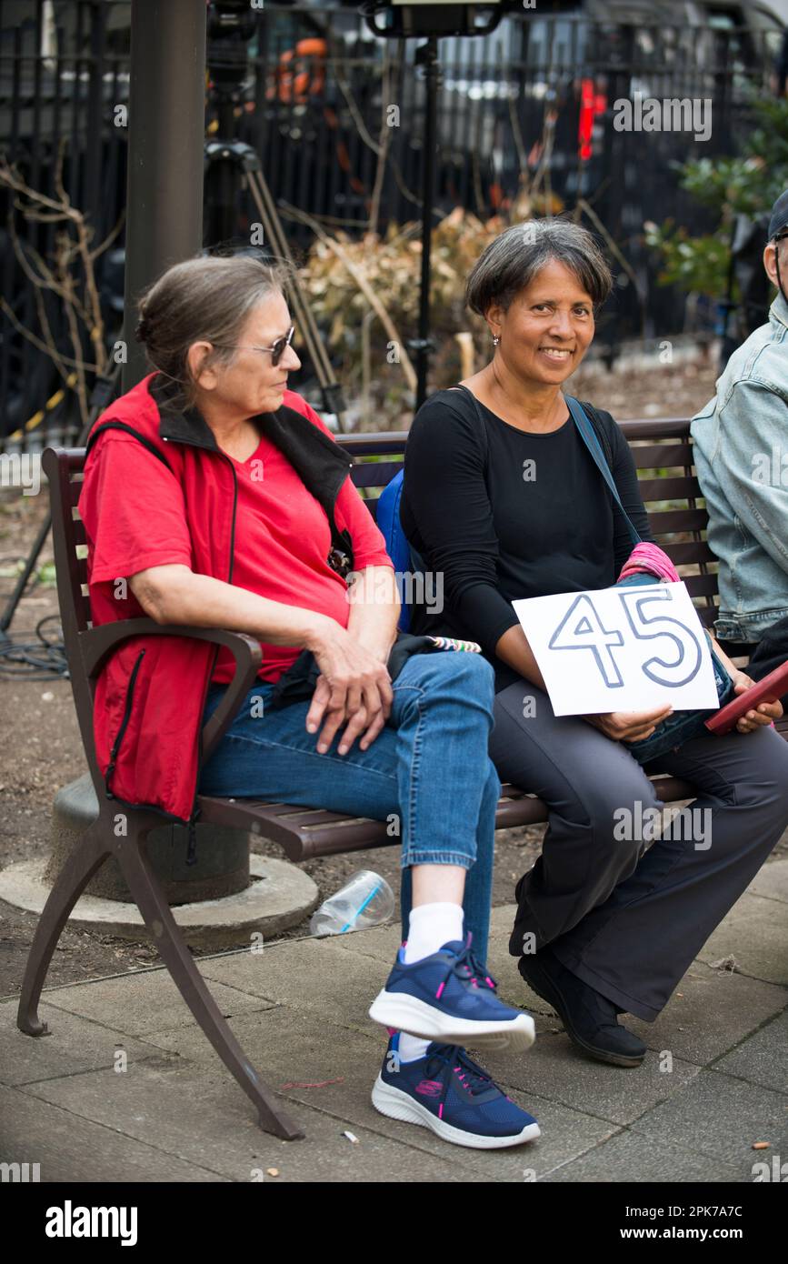 Woman montre le panneau du numéro 45 fait main en faveur du président Trump lors de son incendie historique, le Manhattan Criminal court House, New York. 04 avril 2023. Banque D'Images