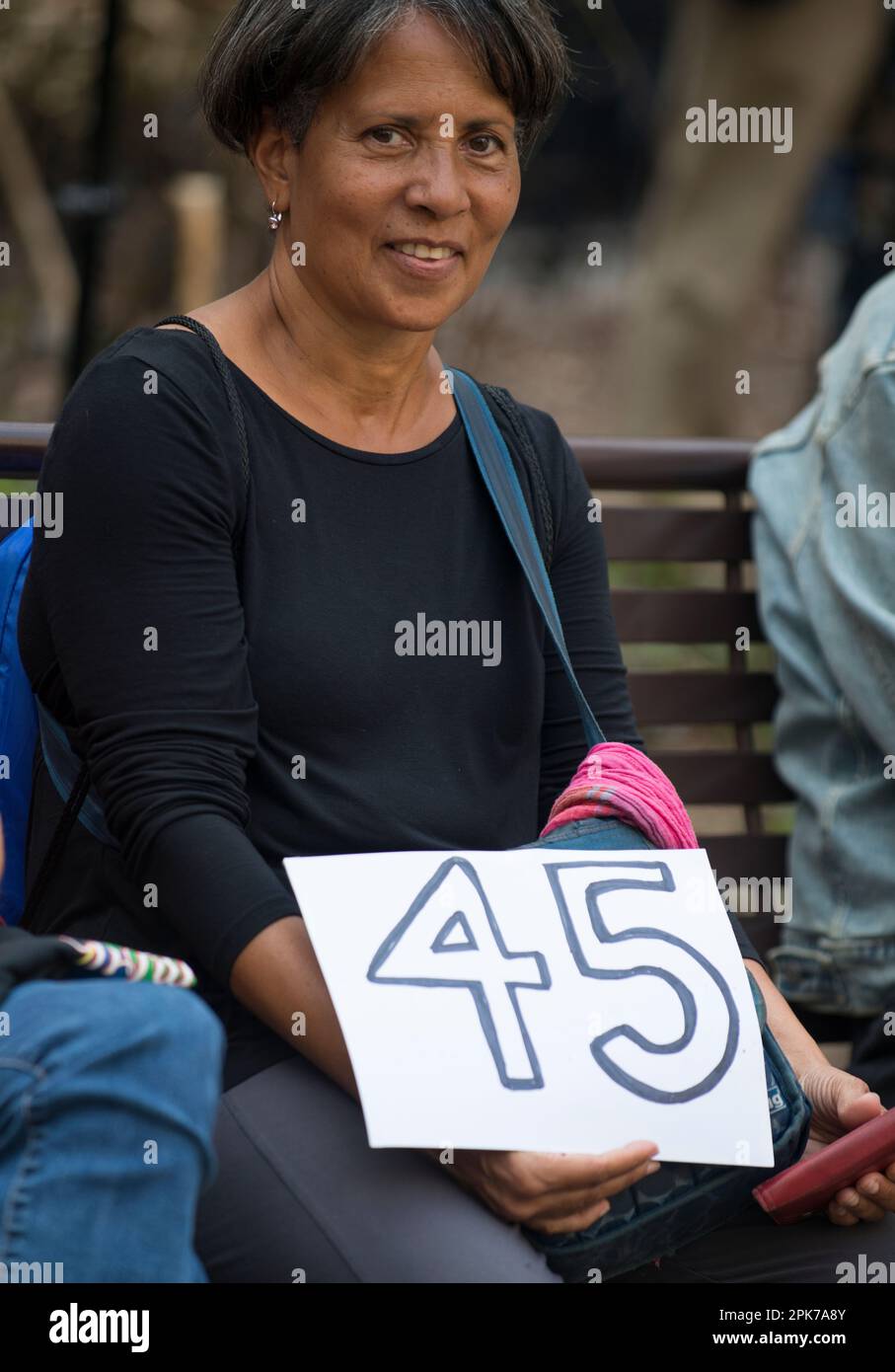 Woman montre le panneau du numéro 45 fait main en faveur du président Trump lors de son incendie historique, le Manhattan Criminal court House, New York. 04 avril 2023. Banque D'Images