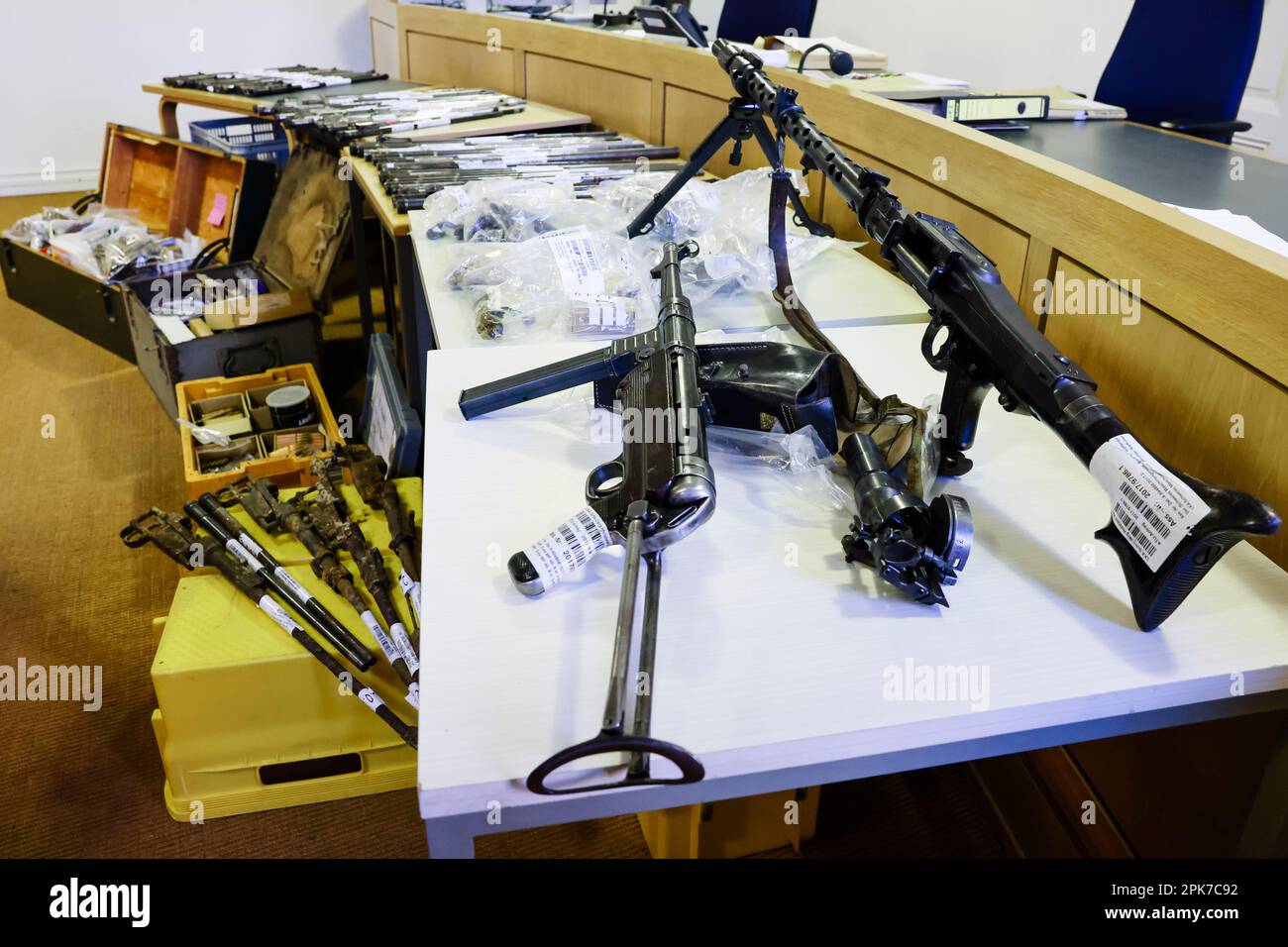 Flensburg, Allemagne. 06th avril 2023. Des armes et des munitions sont exposées dans la salle d'audience. Dans le procès pour violation de la Loi sur les armes, le défendeur est accusé d'avoir recueilli les articles dans sa maison sans avoir le permis requis. Comme l'homme de 66 ans a comparu sans avocat, le procès a été ajourné jusqu'à 13 avril 2023. Credit: Frank Molter/dpa/Alay Live News Banque D'Images