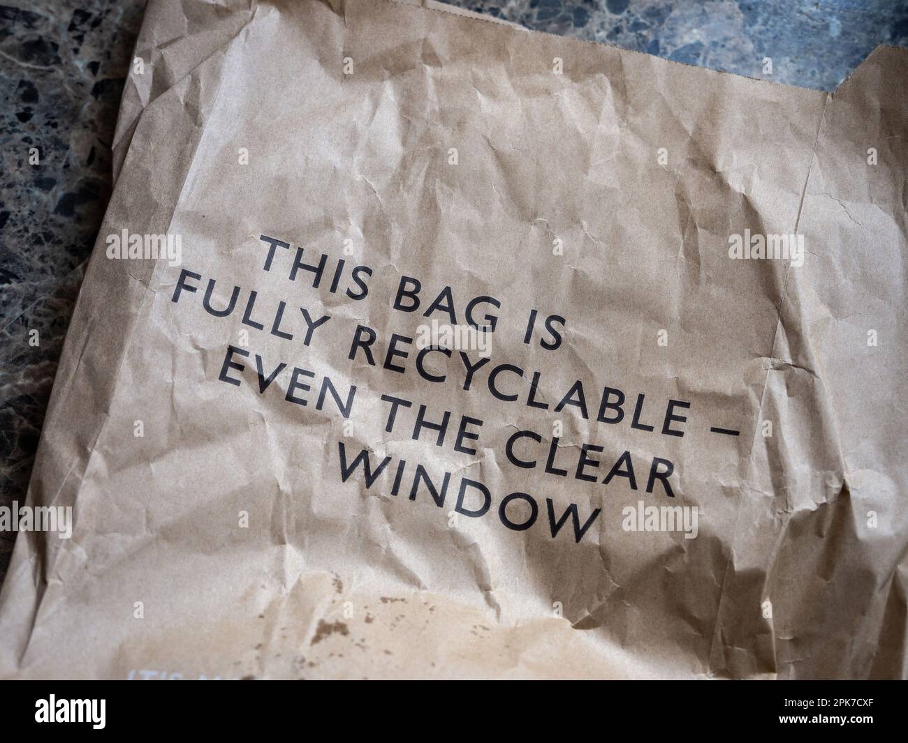 Sac de papier brun Waitrose avec le message - ce sac est entièrement recyclable même la fenêtre transparente. Banque D'Images