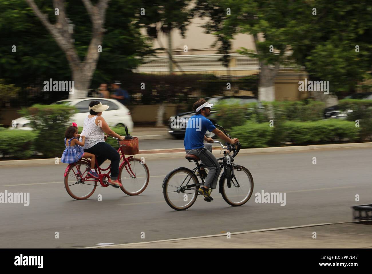 MERIDA, MEXIQUE - 23 OCTOBRE 2016 Dimanche à vélo sur le Paseo de Montejo - famille Banque D'Images