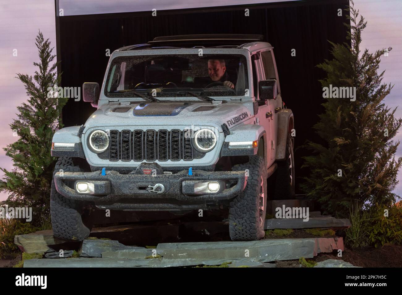 NEW YORK, NEW YORK - AVRIL 05 : Jim Morrison, responsable de Jeep Brand North America, conduit le Jeep Wrangler Rubicon 4xE 2024 sur scène lors de la présentation de Jeep au salon international de l'auto, avant-première au Centre de congrès Jacob Javits sur 5 avril 2023 à New York. (Photo par Ron Adar / SOPA Images / Sipa USA) Banque D'Images