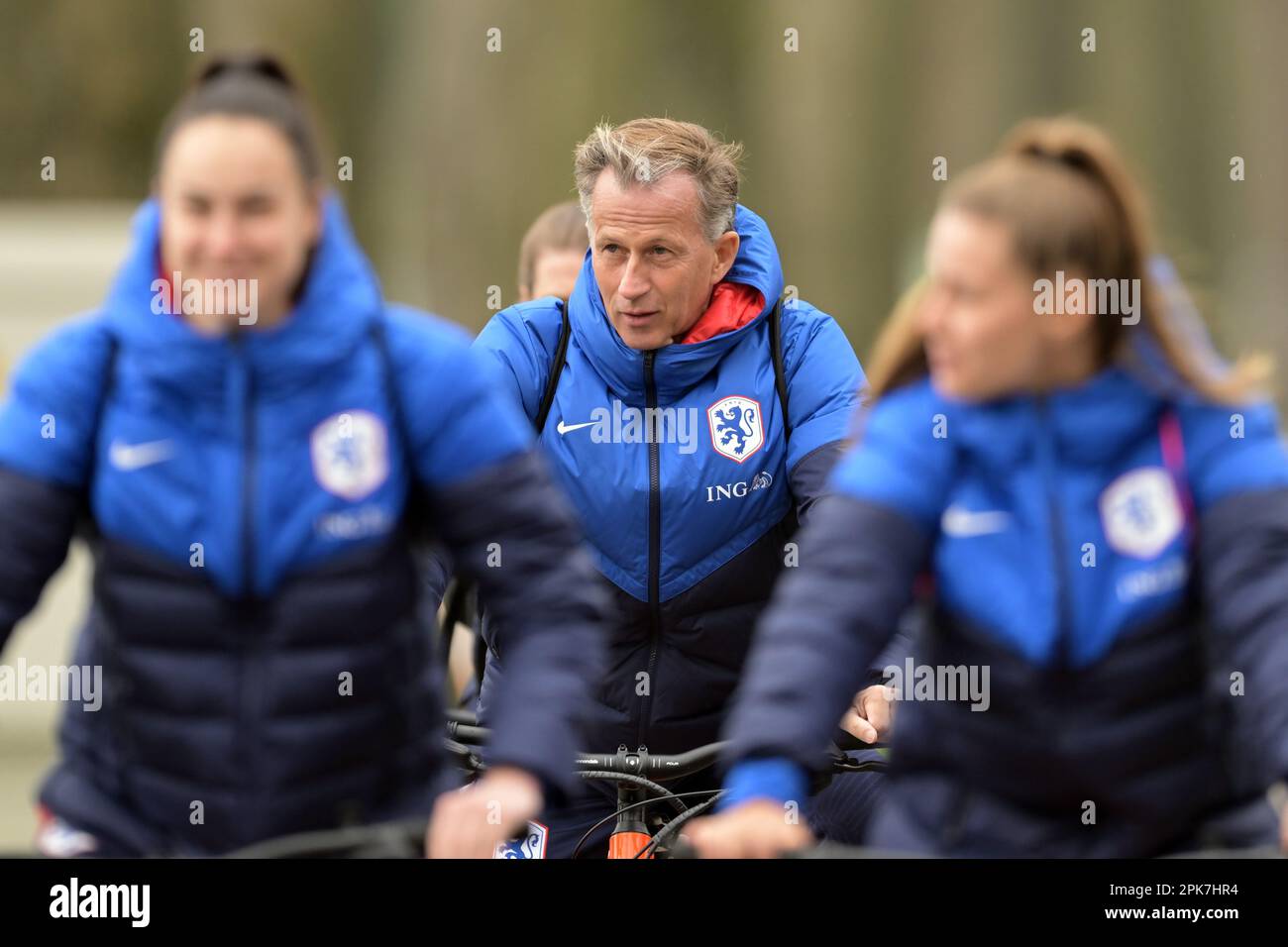 ZEIST - entraîneur néerlandais Andries Jonker avant une session d'entraînement de l'équipe nationale féminine de football des pays-Bas sur 6 avril 2023 à Zeist, pays-Bas. Les Lionnes d'Orange se préparent à des rencontres internationales amicales contre l'Allemagne et la Pologne. ANP GERRIT VAN KOLOLEN Banque D'Images