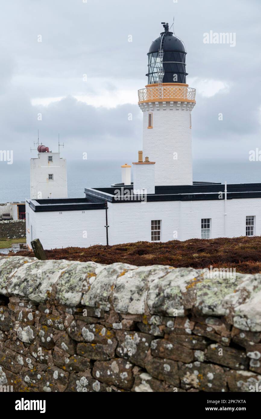 Le phare de Dunnet Head est un phare actif du 19th siècle qui se trouve sur Dunnet Head Banque D'Images