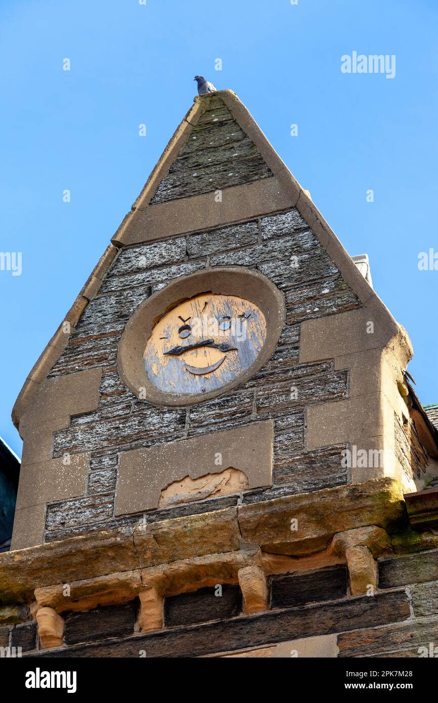 Une vieille horloge face sur un bâtiment à Wick, en Écosse, avec un visage souriant Banque D'Images