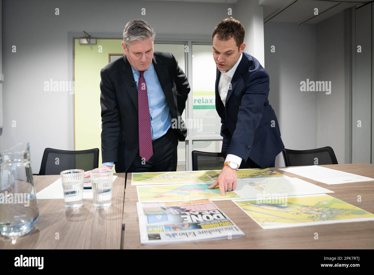 Le chef du travail Sir Keir Starmer (à gauche) et le candidat parlementaire pour Lincoln, Hamish Falconer regardent une carte alors qu'ils discutent des plans du gouvernement pour loger les demandeurs d'asile dans la base militaire désaffectée RAF Scampton dans le Lincolnshire, lors de sa visite à Scunthorpe. Date de la photo: Jeudi 6 avril 2023. Banque D'Images