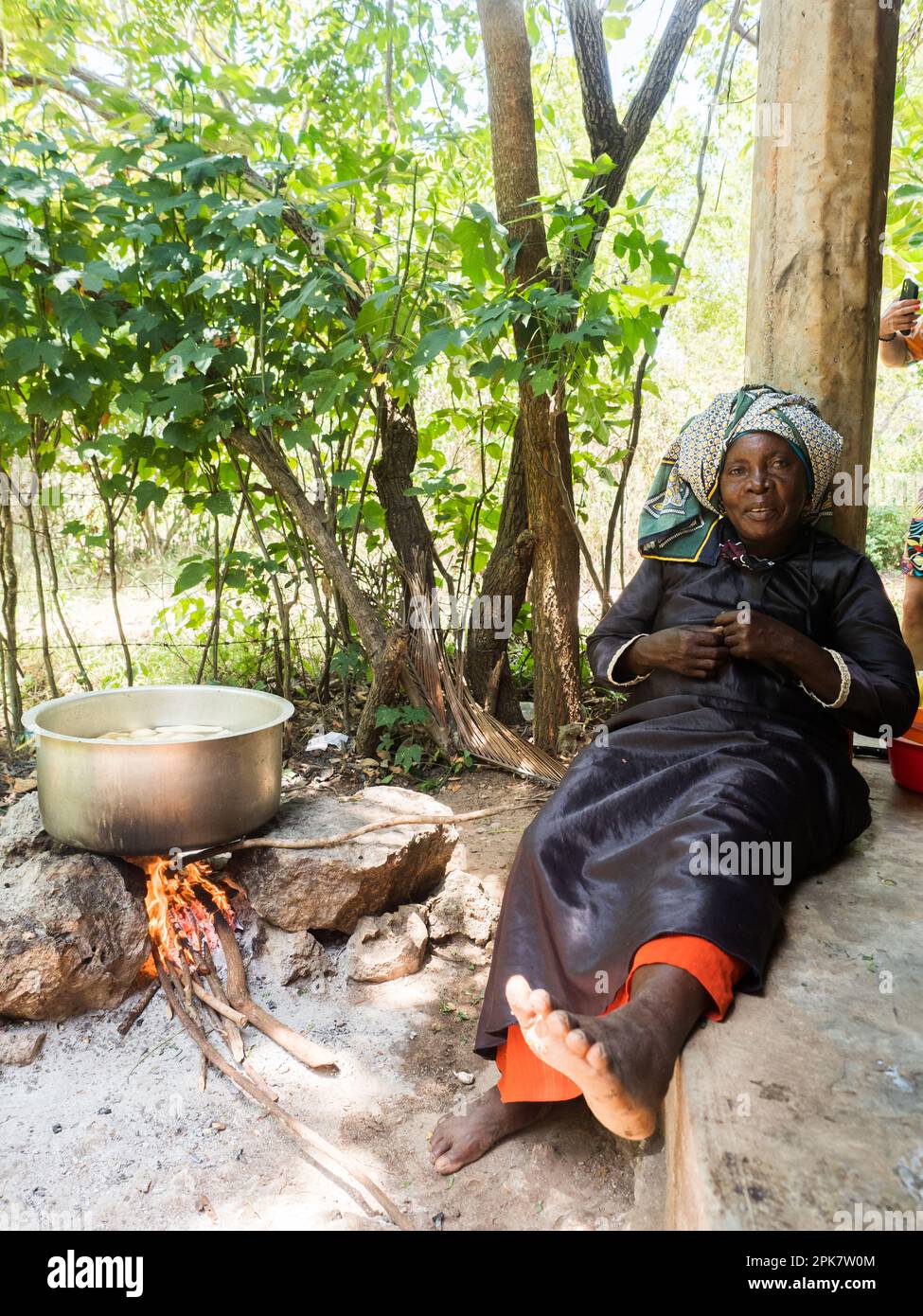 Zanzibar, Tanzanie - Jan, 2021: Portrait d'une femme africaine qui cuisine sur le feu. Afrique Banque D'Images