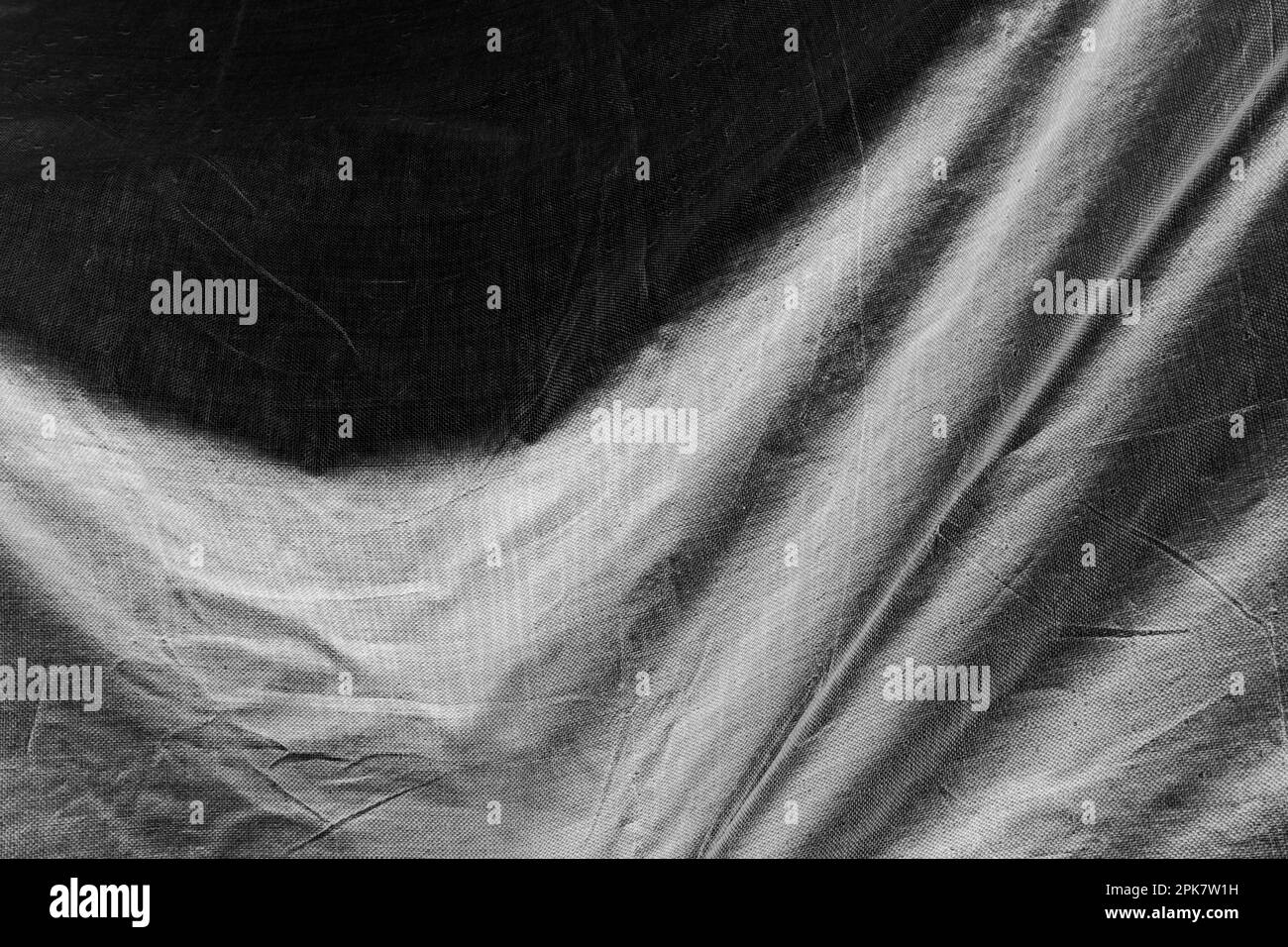 Image en noir et blanc, plis de bâche drapés sur les objets. Banque D'Images