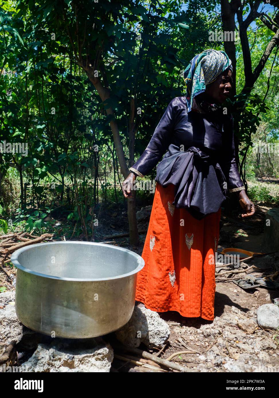 Zanzibar, Tanzanie - Jan, 2021: Portrait d'une femme africaine qui cuisine sur le feu. Afrique Banque D'Images
