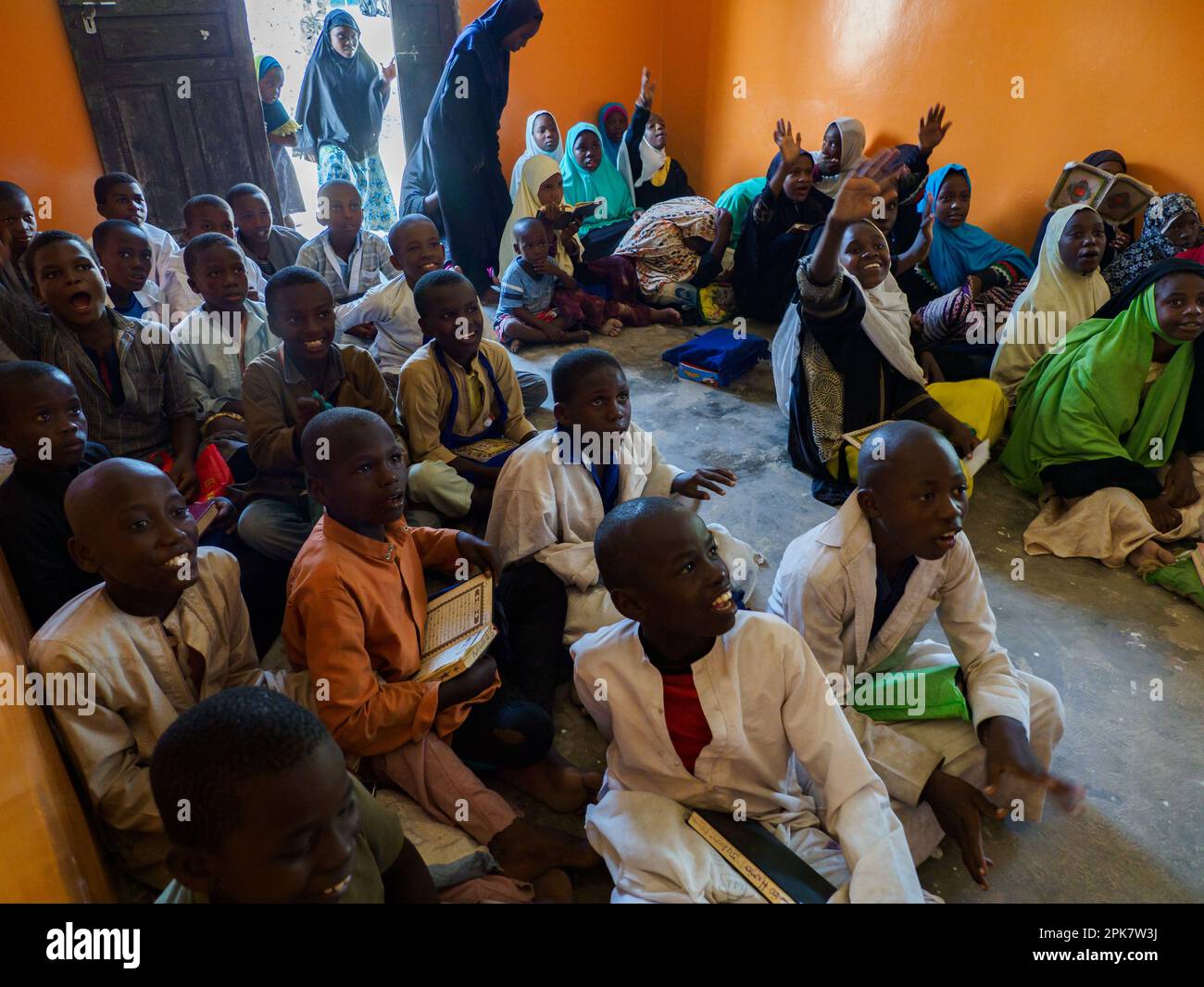Zanzibar, Tanzanie - janvier 2021: Enfants dans une école musulmane dans un petit village de Zanzibar. Tanzanie, Afrique Banque D'Images