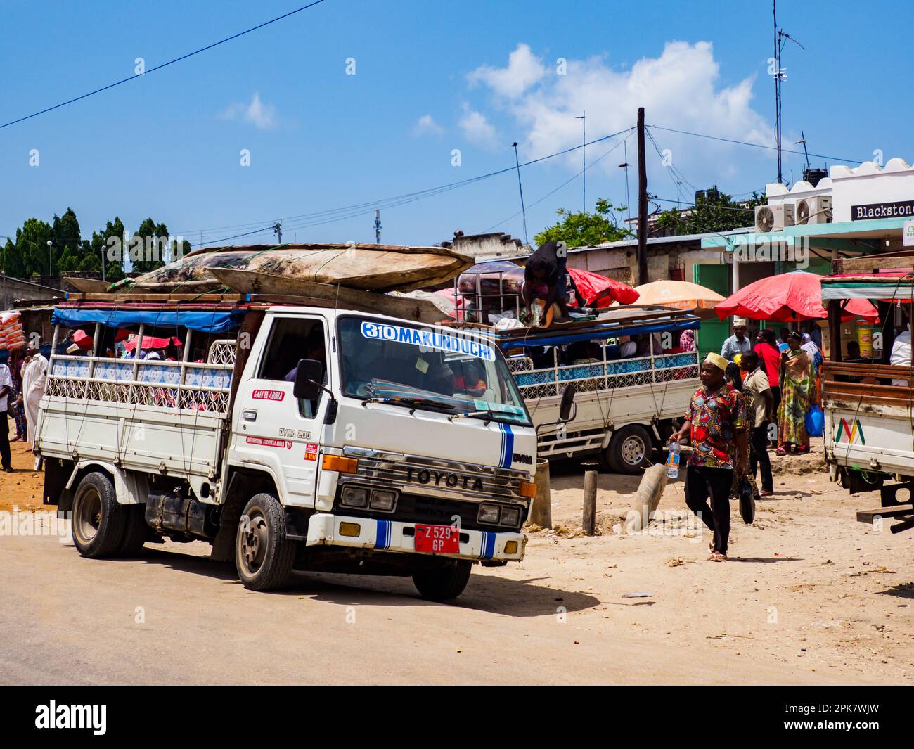 Zanzibar, Tanzanie - janvier 2021 : Dala Dala dans la rue de Tanzanie, le transport public africain pour le transport des personnes et des marchandises. Covid temps en Afrique. Banque D'Images