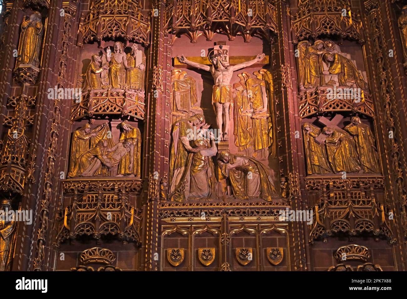 Haut autel, et reredos à l'intérieur de la cathédrale anglicane, St James Mt, St James Road, Liverpool , Merseyside, ANGLETERRE, ROYAUME-UNI, L1 7AZ Banque D'Images