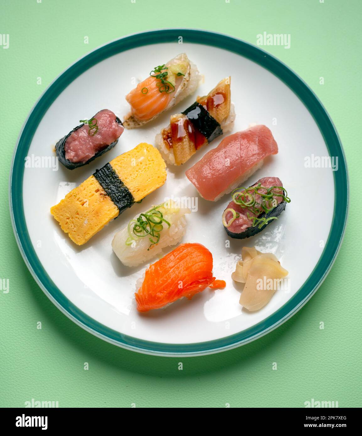 Plateau de sushis, sélection de poissons crus et d'en-cas de riz avec baguettes. Banque D'Images
