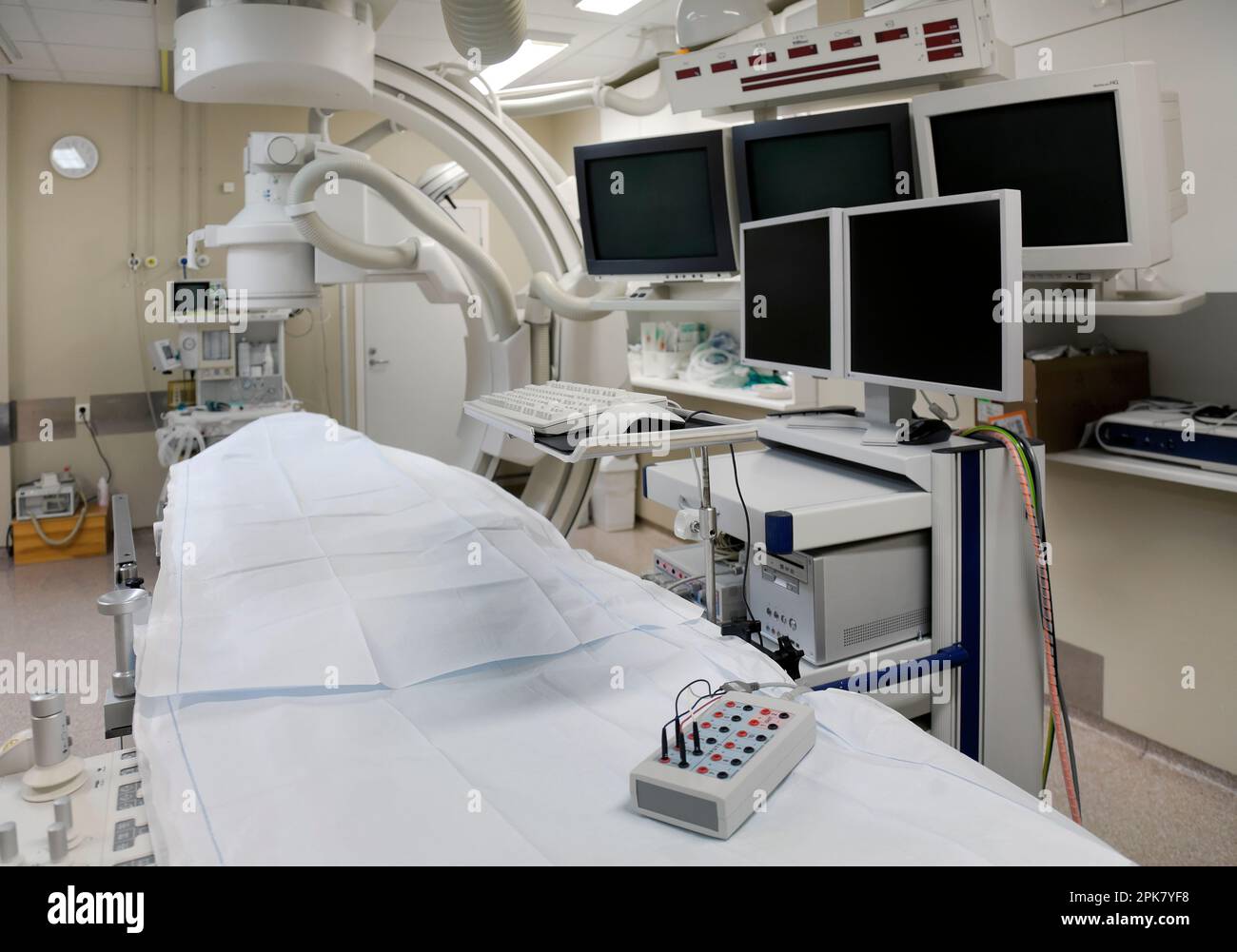 Une chambre d'hôpital moderne, une grande machine de balayage mobile portable avec des bras incurvés et des bancs d'écrans pour l'imagerie médicale. Banque D'Images