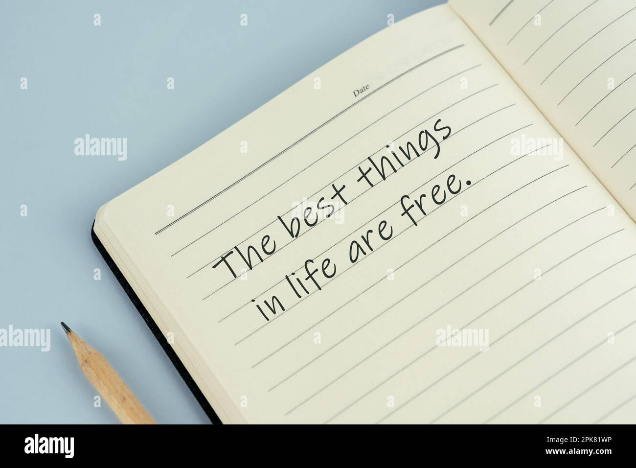 Citations inspirantes écrites sur le bloc-notes - les meilleures choses dans la vie sont gratuites Banque D'Images