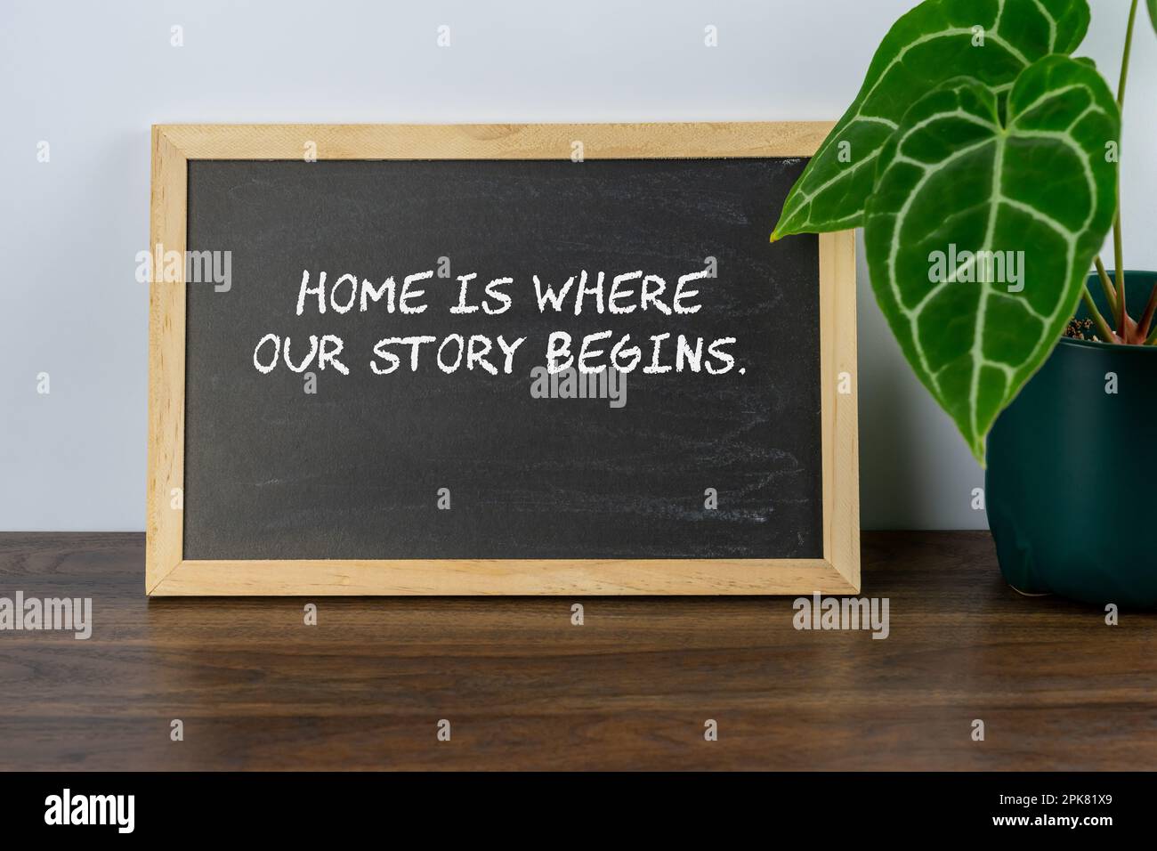 Texte de citation inspiré Accueil est où notre histoire commence sur mini tableau de craie Banque D'Images