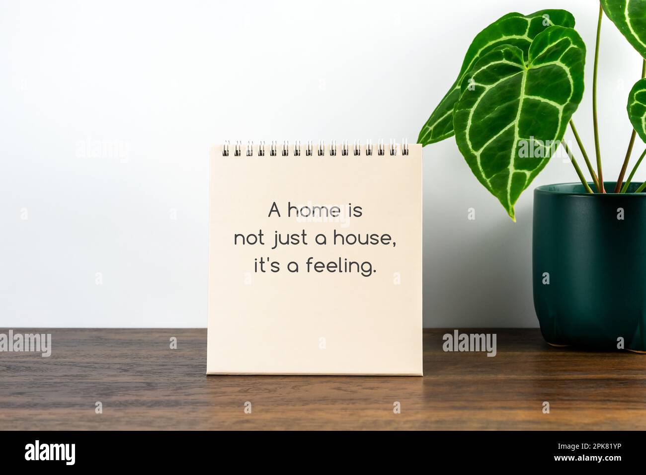 Citation inspirante Une maison n'est pas seulement une maison, c'est un texte de sensation sur note papier Banque D'Images