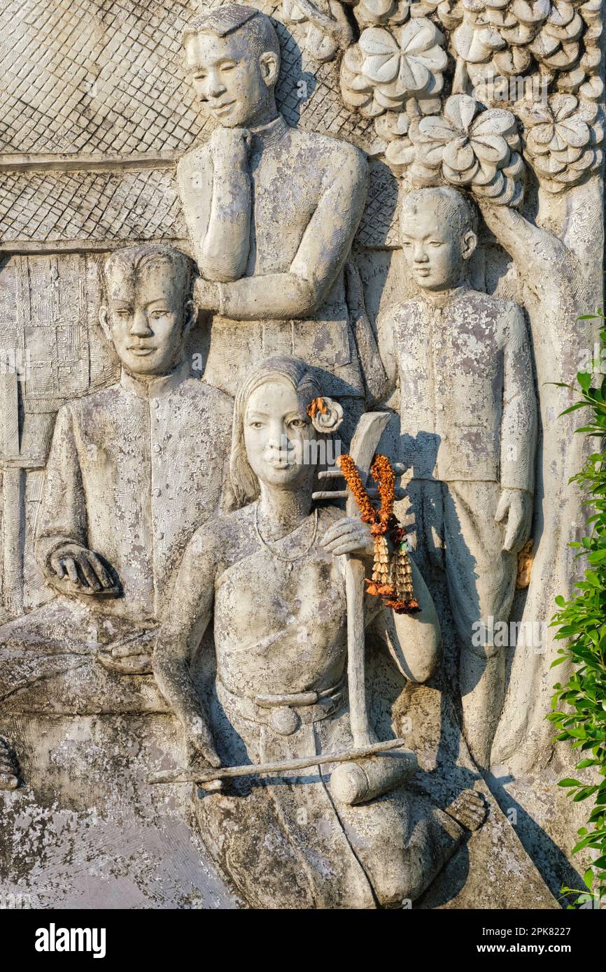 Une frise dans le parc Santichaiprakarn, Banglamphu, Bangkok, Thaïlande, représentant une célébration dans le vieux Siam accompagnée de musiciens thaïlandais traditionnels Banque D'Images