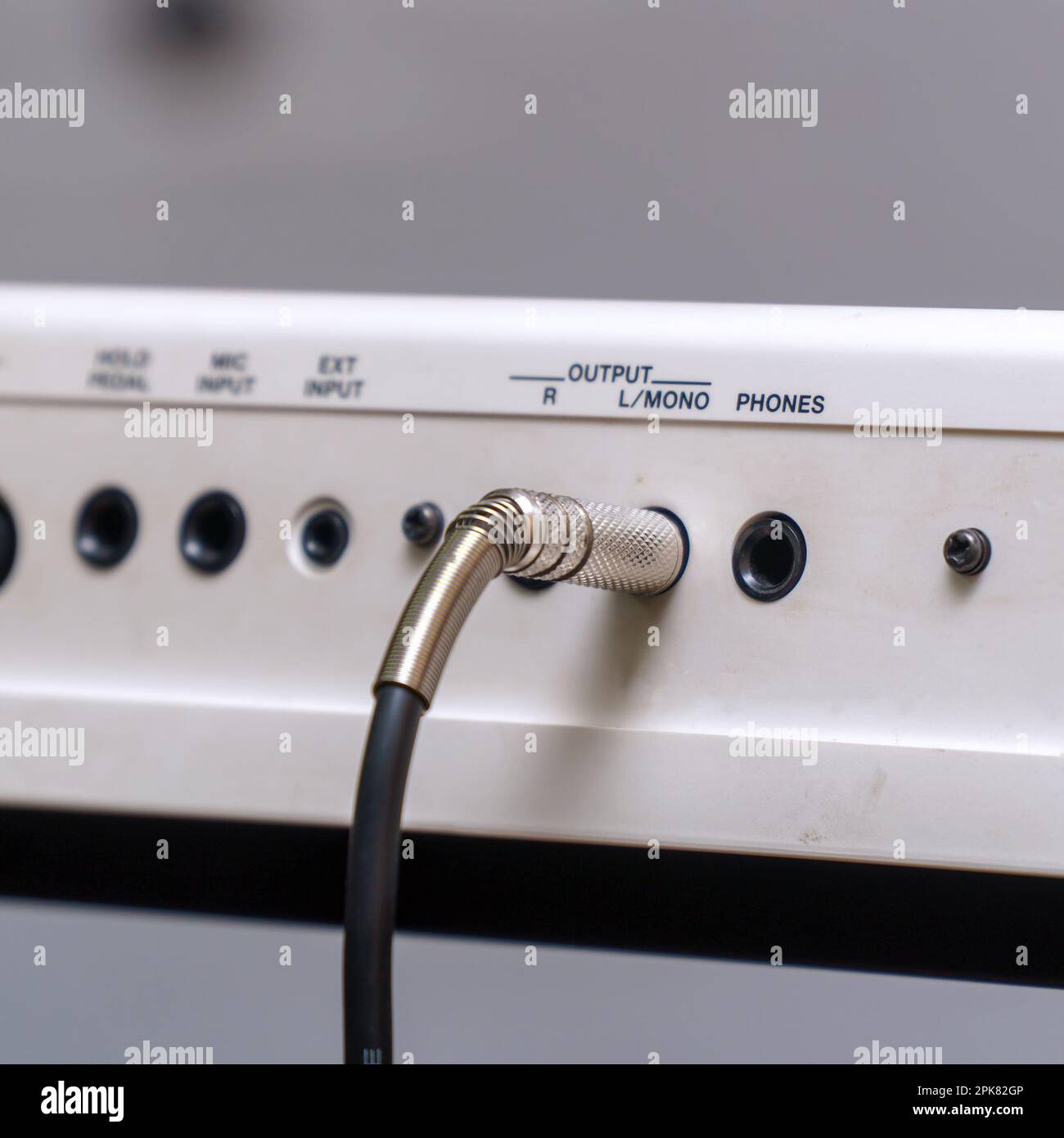 Les prises audio sont branchées sur un synthétiseur ou un processeur de guitare Banque D'Images