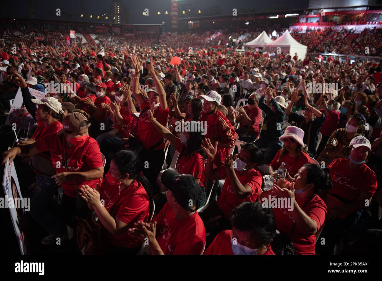 Nonthaburi, Nonthaburi, Thaïlande. 5th avril 2023. La plupart des supporters portent des chemises rouges. Assistez au discours de campagne du parti Pheu Thai au stade Thunderdome, situé à Nonthaburi. Province, à 22 kilomètres au nord de Bangkok, Thaïlande, sur 5 avril 2023. (Credit image: © Teera Noisakran/Pacific Press via ZUMA Press Wire) USAGE ÉDITORIAL SEULEMENT! Non destiné À un usage commercial ! Banque D'Images