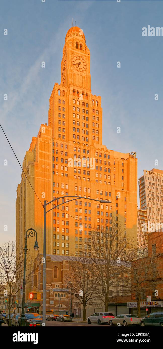 Point de repère de Brooklyn, Williamsburgh (avec un H !) La Tour de la Banque de l'épargne est illuminée par la lumière du début de l'aube. Aujourd'hui, les espaces événementiels, les bureaux et les appartements sont à usage mixte. Banque D'Images