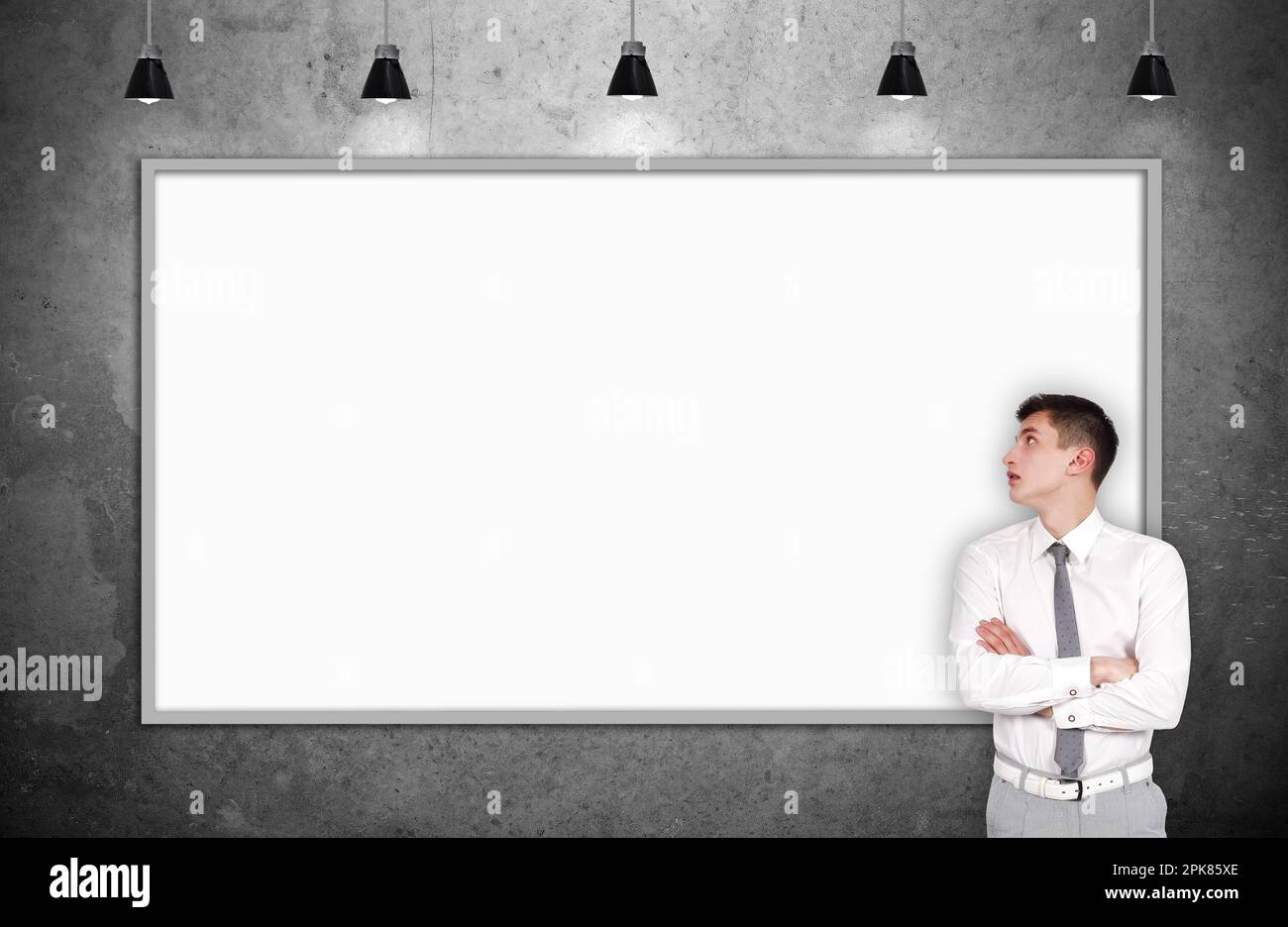 homme d'affaires debout dans une galerie et regardant sur un tableau blanc vierge Banque D'Images