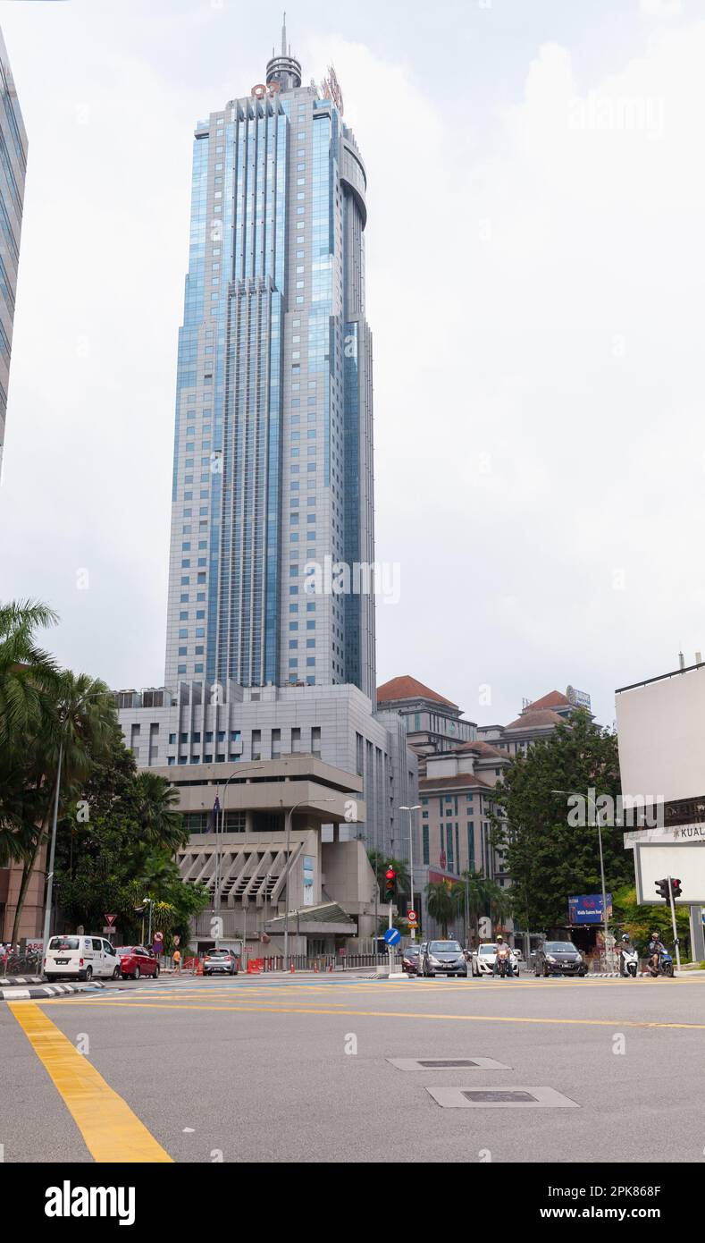Kuala Lumpur, Malaisie - 25 novembre 2019: Kuala Lumpur centre ville vue sur la rue, les gens ordinaires et les voitures sont sur la rue, Am EzBank Malaisie tour est Banque D'Images