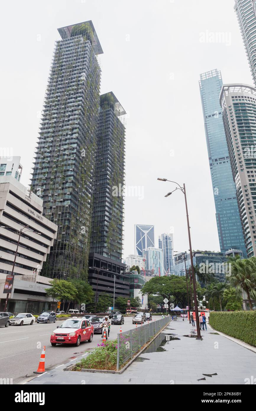 Kuala Lumpur, Malaisie - 25 novembre 2019: Photo de rue verticale avec les gens ordinaires et les voitures en journée, le nouvel KLCC complexe d'appartements est Banque D'Images