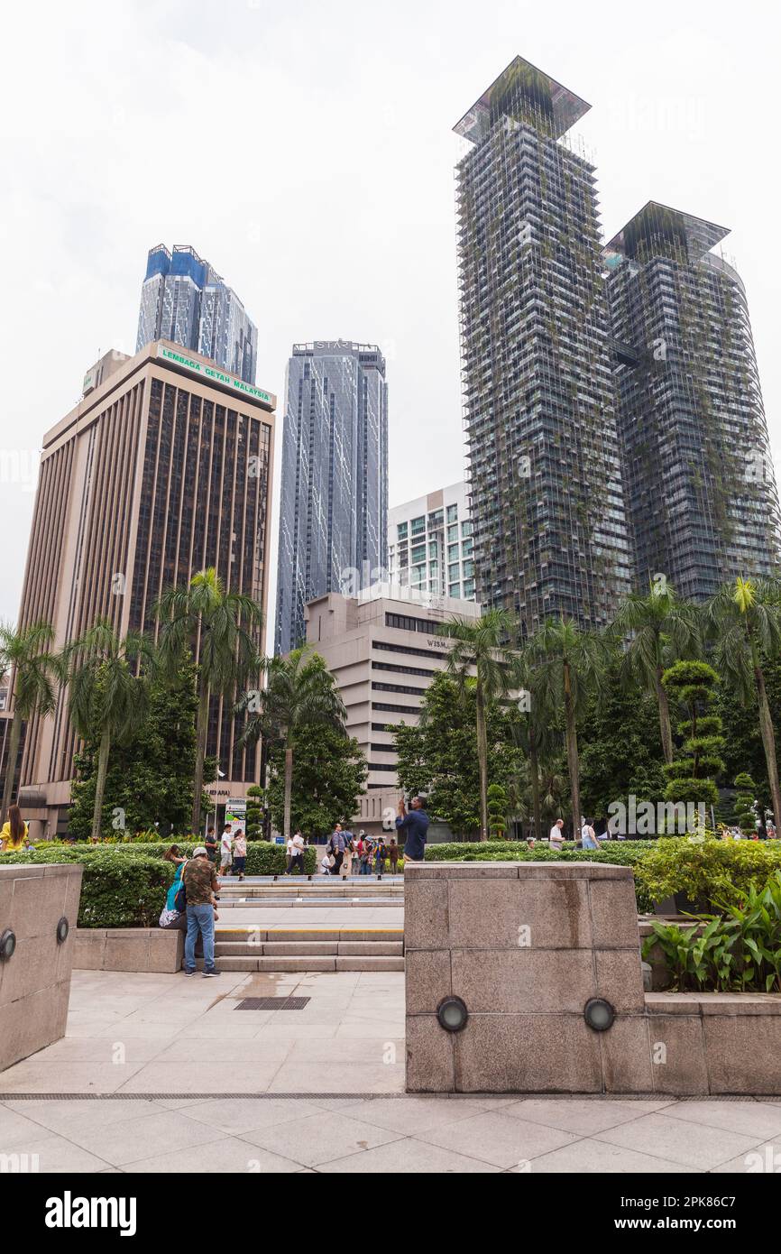 Kuala Lumpur, Malaisie - 25 novembre 2019: Photo verticale avec le nouvel KLCC complexe d'appartements, les gens ordinaires marchent dans la rue Banque D'Images