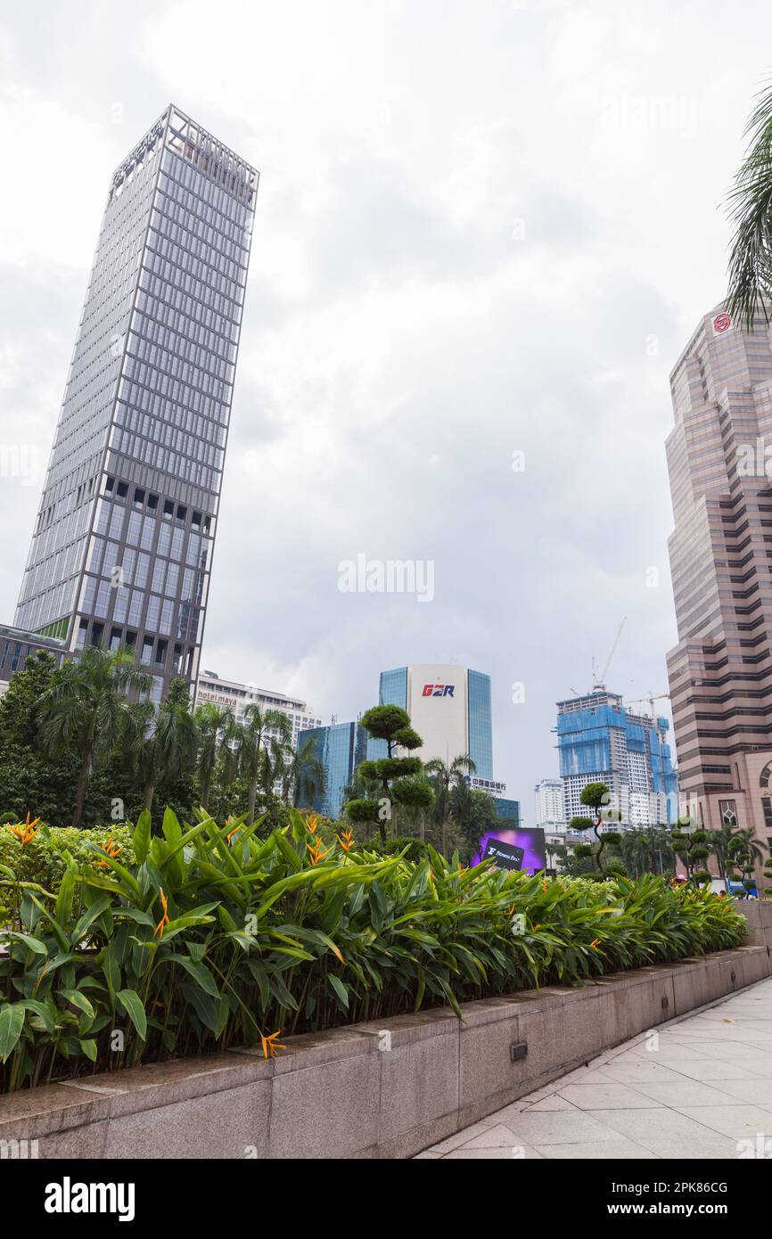 Kuala Lumpur, Malaisie - 25 novembre 2019 : vue sur la rue du centre-ville de Kuala Lumpur, W la tour de l'hôtel de Kuala Lumpur est en arrière-plan Banque D'Images